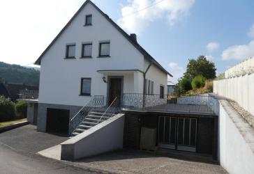 Achtung junge Familie - Freistehendes Wohnhaus mit 2 Garagen und großen Terrassen in Fell