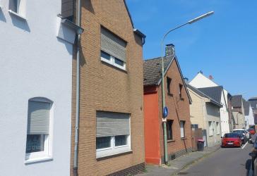 NE-Holzheim Ortszentrum, REH-Altbau mit starkem Sanierungsbedarf, kl. Hof u. kl. Garten!