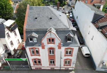 Altbaucharme trifft Wohnkomfort - Stilvolle 4-Zimmer-Wohnung mit Balkon, Tageslichtbad u. Stellplatz