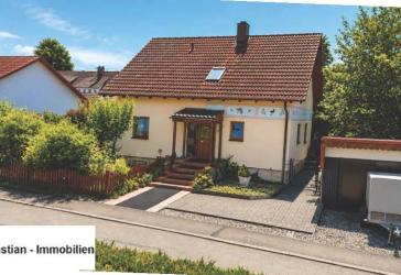 Charmantes Einfamilienhaus mit großem Garten, 2x Carport, in 78073 Bad Dürrheim-Oberbaldingen