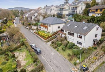 Wiesbaden-OT: Großzügiges Einfamilienhaus mit Einliegerwohnung in herrlicher Blicklage