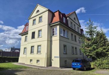 BESICHTIGUNGSTERMIN BITTE TELEFONISCH VEREINBAREN - 3 Raumwohnung im 1.OG mit Stellplatz in gepflegten Mehrfamilienhaus