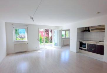 Helle Gartengeschosswohnung: 1,5 Zimmer, eigener Gartenanteil und Tiefgaragenstellplatz