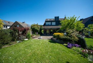 Einfamilienhaus mit Einliegerwohnung, großzügigem Garten und tollem Blick ins Grüne