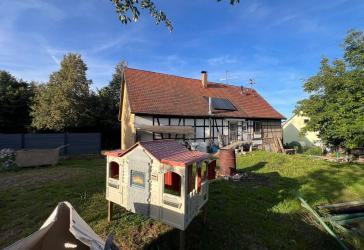 Großes Grundstück, schöne Lage, neue Einbauküche, 2 große Garagen, warten auf den letzten Schliff.