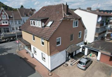 Provisionsfrei: Einfamilienhaus mit renovierter Gewerbeeinheit in Beverungen