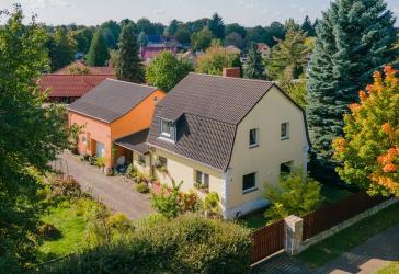 Mit Keller, Wintergarten, Garage, Nebengebäude usw.: Hübsches Einfamilienhaus in Fredersdorf