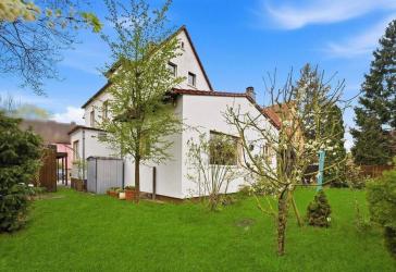 Wohnhaus mit 3 Wohnungen in schöner Wohnlage, Fürth-Ronhof. Bezugsfrei!