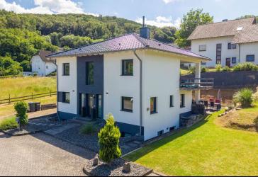 Stilvoll wohnen auf höchstem Niveau - Modernes Einfamilienhaus mit viel Platz in Gönnersdorf