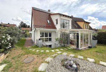 Hochwertiges Einfamilienhaus mit Wintergarten und Einliegerwohnung in attraktiver Lage