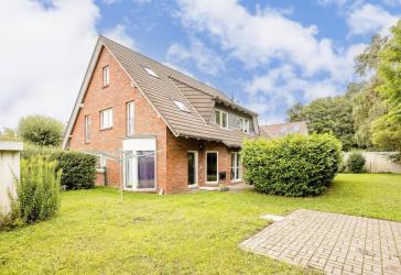 Doppelhaushälfte mit pflegeleichtem Garten, 6,5 Zimmern und 3 Bädern - ruhige Lage