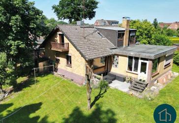 Viel Platz zum Leben: Großzügiges Wohnhaus mit Garten, Teich und eigenem Waldanteil