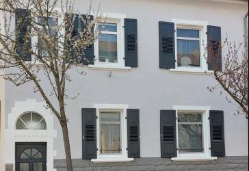 Sehr schönes 3 Fam.- Haus, große Balkone