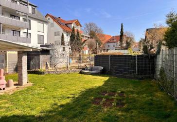 + Einfamilienhaus (DH) mit großem Garten - PKW-Stellplatz - überdachte Terrasse & Balkon +