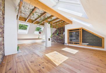 Außen HUI innen HUIUIUI ! Stilvoll saniertes Bauernhaus mit herrlichem Garten freut sich auf Sie !