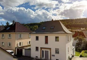 Modernes Dreifamilienhaus mit 3 Wohneinheiten, Garten & hochwertiger Ausstattung