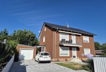 Gepflegtes Mehrfamilienhaus mit zwei Wohneinheiten, Garage und großzügigem Grundstück