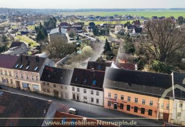 Viel Platz, viel Möglichkeit: Teilsaniertes Gründerzeithaus auf 1.480 m² in Fehrbellin