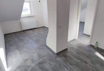 Geschmackvolle Dachgeschosswohnung mit Empore und Einbauküche in München-Moosach