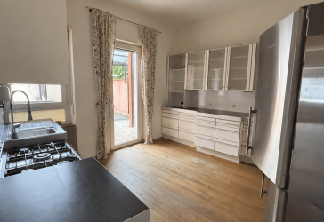 Wohnen mit Stil: Großzügige 5-Zimmer-Altbauwohnung mit großer Terrasse