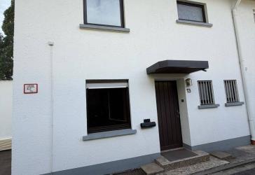 Reiheneckhaus mit Garagen und kleinem Garten