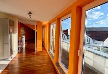 Charmante Dachgeschosswohnung mit 3 Balkonen,1 Terrasse und3 Tiefgaragenplätzen