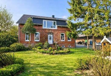 Kernsanierter Resthof mit 3 Ha Eigenland, Reitplatz und Halle