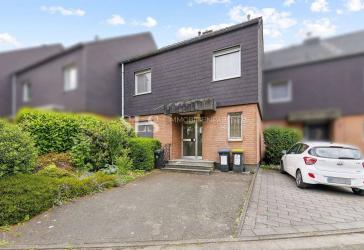 Überraschend viel Platz: Familienhaus mit ausgebautem Dachgeschoss, Hobbyraum und zwei Garagen