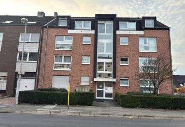 WBS zwingend erforderlich !!! schöne 3 Zimmer Wohnung im Dachgeschoss mit zwei Balkonen und Garage(n)