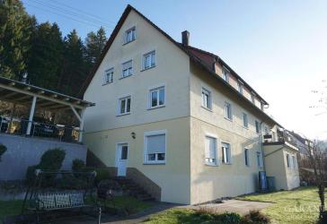 Gepflegtes Mehrfamilienhaus in Lossburg-Betzweiler
