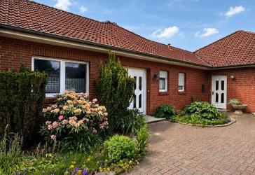 ** Varel-OT Bramloge** Mehrgenerationenwohnen, Freiberuflichkeit oder Vermietung – großzügiger Bungalow mit Einliegerwohnung und flexiblen