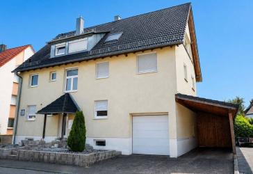 Modern kernsaniertes Dreifamilienhaus mit drei Wohneinheiten und vielseitiger Zusatzfläche