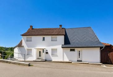 Umfangreich modernisiert: freistehendes Hausjuwel mit Garten, Wintergarten & großer Garage
