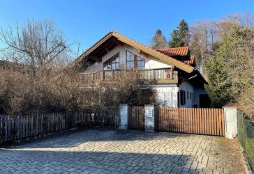 Attraktives Zweifamilienhaus in ruhiger Lage in Tutzing-Kampberg