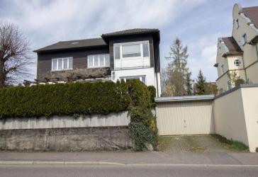 **Exklusives Zweifamilienhaus mit Doppelgarage in begehrter Familienwohnlage**