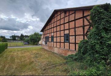 Großes Gebäude mit vielen Möglichkeiten!