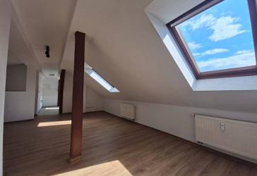Dachgeschoss! Schöne 4 RWG zu vermieten!