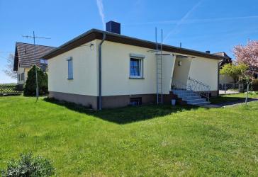 Solides Einfamilienhaus mit großem Grundstück in ruhiger Lage