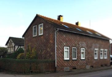 Charme der Geschichte: Doppelhaushälfte mit Garten und Modernisierungspotenzial in Holzminden