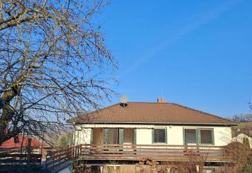Familienfreundliches Einfamilienhaus mit Blick auf die Ronneburg und potenzieller Einliegerwohnung im Kellergeschoss