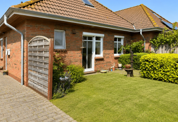 Nordsee-Flair genießen: Doppelhaushälfte mit Garten und Entwicklungspotenzial