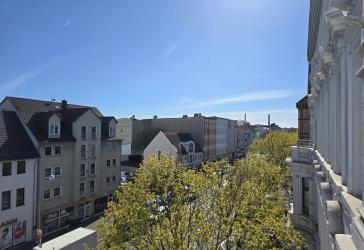 Sanierte Altbauwohnung mit Flügeltüren und Balkon