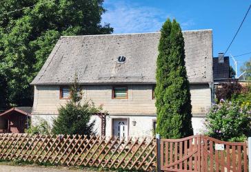 Altes Wohnhaus mit DDR-Anbau und zwei Garagen auf schönem Grundstück