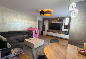 Provisionsfrei! Schöne, voll renovierte 3 - Zimmerwohnung mit Süd/West Terrasse/ in Zentrum von Neutraubling