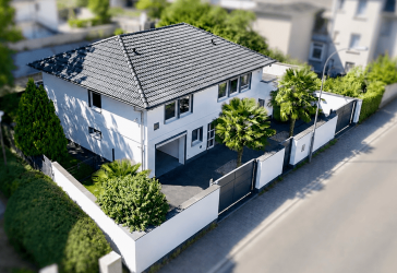 Stadtvilla mit Einliegerwohnung in Frankfurt 2 Garagen,2 Stellplätzen, Terrasse & Garten