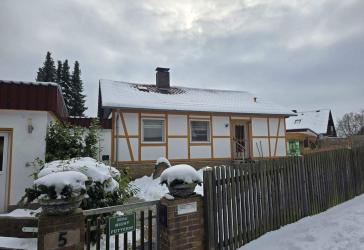 Sehr gepflegtes und bezugsfertiges Einfamilienhaus mit Einliegerwohnung und Garagen