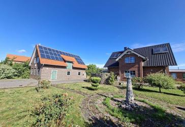 hochwertiges Einfamilienhaus (KfW 70) mit Nebengebäude, Doppelgarage und riesigem Grundstück