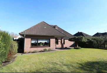 Topgepflegter Walmdachbungalow in beliebter Lage mit Ausbaureserve, Garage und schönem Garten