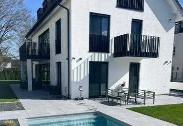 Aussergewöhnliches Einfamilienhaus mit Pool und Tiefgarage im Münchner Süden