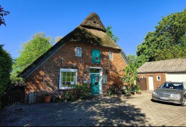Historisches Bauernhaus unter Reet, direkt am Deich, mit schönem, uneinsehbarem Garten, alter Baumbestand, nahe Elsflether Sand